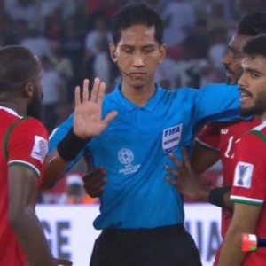  拜仁与多特巅峰对决主裁判引争议判罚  