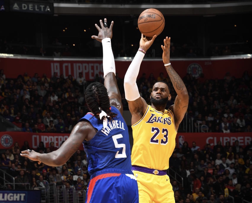  詹姆斯准三双湖人险胜国王  