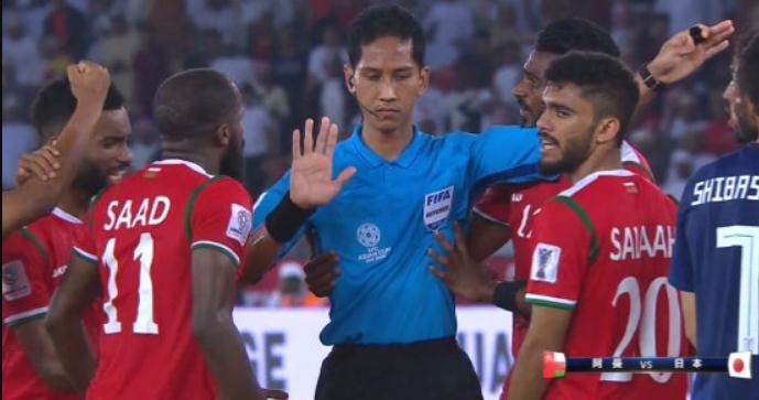  拜仁与多特巅峰对决主裁判引争议判罚  